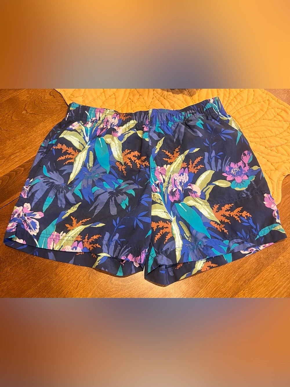 Columbia Women’s Navy Tropical Floral Elastic-Waist Shorts, size XS.